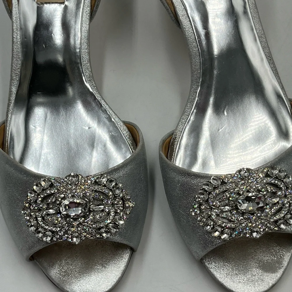 Badgley Mischka Petrina Women's Bridal Silver Metallic Crystal‎ Pumps Sz 8